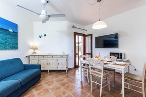 家庭公寓, 多間臥室 (Sweet Home Tavolara) | 客廳 | 21 吋智能電視連有線電視頻道