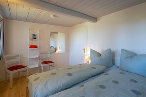 Tabla de planchar con plancha, wifi y ropa de cama