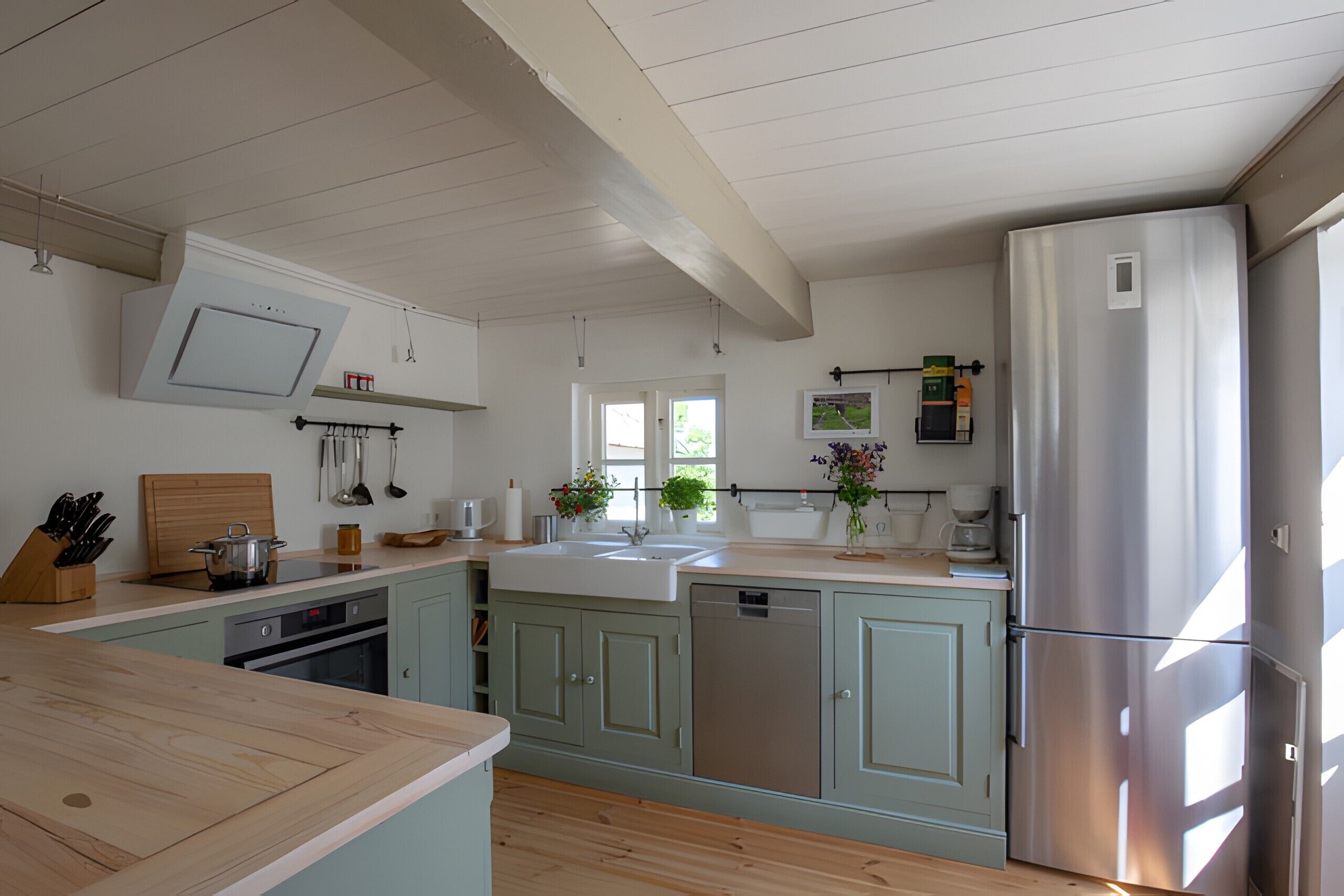 Frigorífico, microondas, horno y placa de cocina