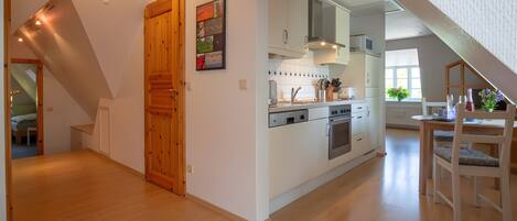 Een koelkast, een magnetron, een oven, een kookplaat