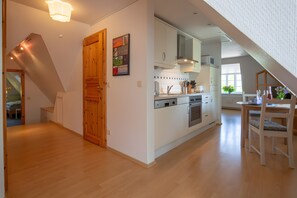 Fridge, microwave, oven, stovetop - Apartment 'Appelhus Cox' with Shared Terrace, Shared Garden and Wi-Fi (Pellworm)