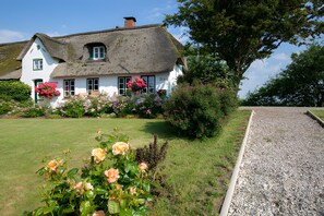Exterior - Apartment 'Appelhus Cox' with Shared Terrace, Shared Garden and Wi-Fi (Pellworm)