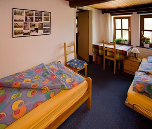 Tabla de planchar con plancha, wifi y ropa de cama 