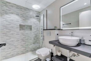 Shower, hair dryer, towels - Free housekeeping visits during your stay - StayShort - Warm & Spacious 3 Bedroom in The Greens that Sleeps 8 (The Greens)