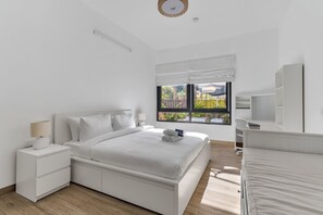 Een strijkplank/strijkijzer, wifi, beddengoed
