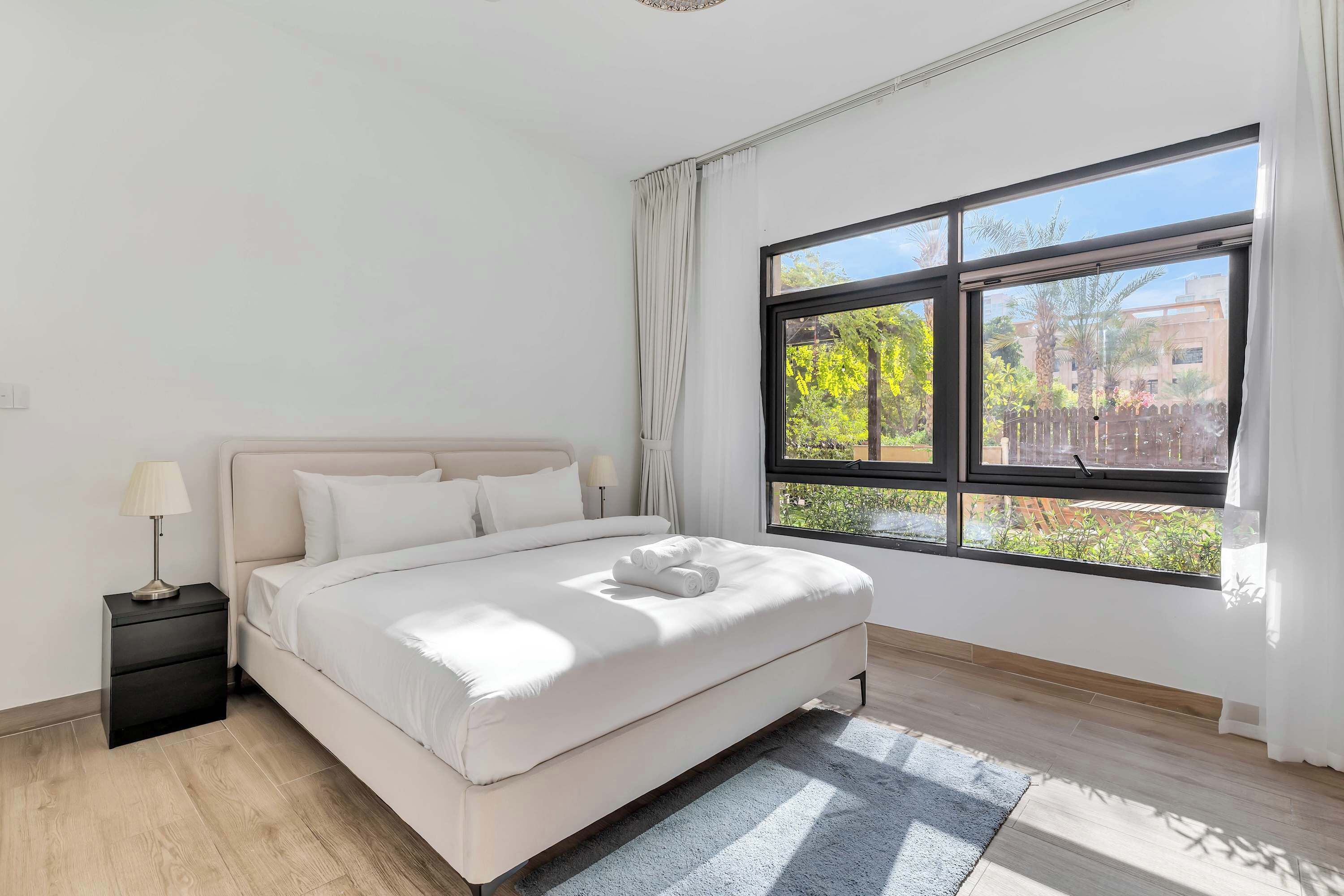 Tabla de planchar con plancha, wifi y ropa de cama 