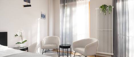 Työpöytä, silitysrauta/-lauta, Wi-Fi, vuodevaatteet