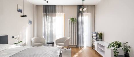 مكتب ومكواة/لوح كي وواي فاي وملاءات أسرّة