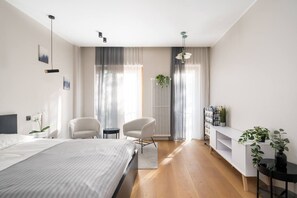 Desk, iron/ironing board, WiFi, bed sheets - Modern Old Town Studio – Kungu 25 Apartments (Rīga)