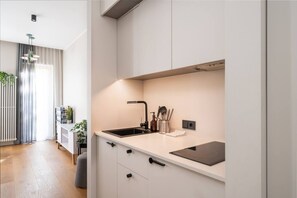Fridge, stovetop, cookware/dishes/utensils, dining tables - Modern Old Town Studio – Kungu 25 Apartments (Rīga)
