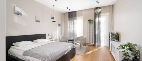 Desk, iron/ironing board, WiFi, bed sheets