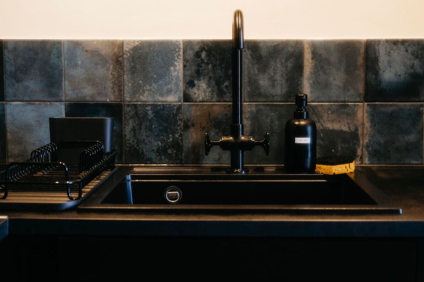 Ovn, kokeplater, kaffetrakter/tekoker og kjøkkenutstyr