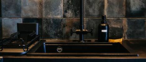 Ovn, kokeplater, kaffetrakter/tekoker og kjøkkenutstyr