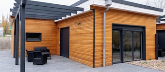 House 2: 8 high-quality vacation homes with private sauna & jacuzzi on Sweet Lake