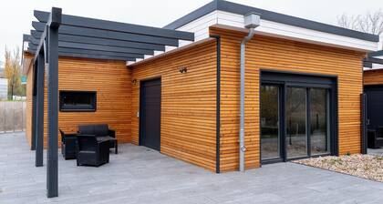 House 2: 8 high-quality vacation homes with private sauna & jacuzzi on Sweet Lake