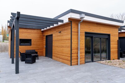 House 2: 8 high-quality vacation homes with private sauna & jacuzzi on Sweet Lake