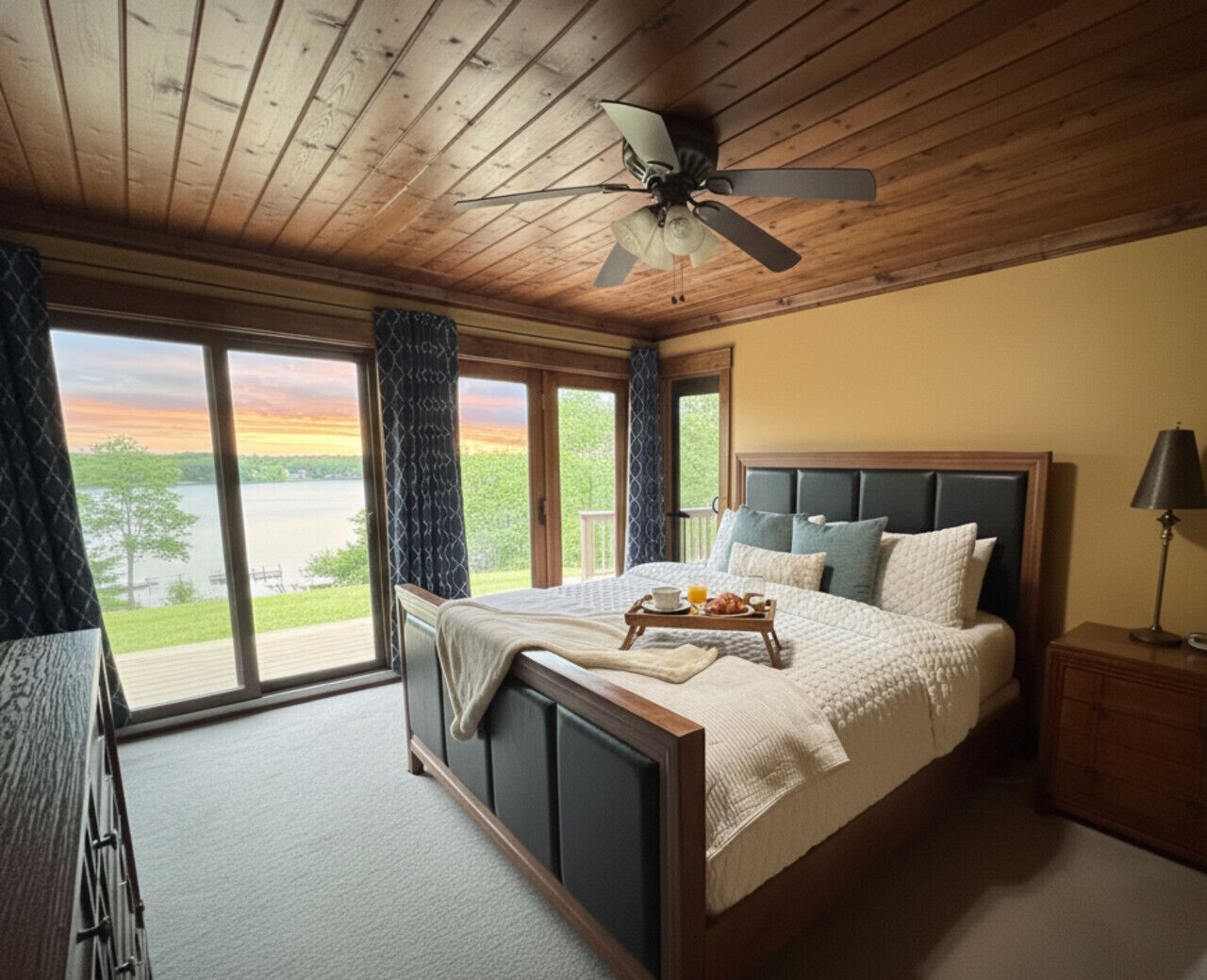 5 quartos, escrivaninha, ferros/tábuas de passar roupa, berço de viagem