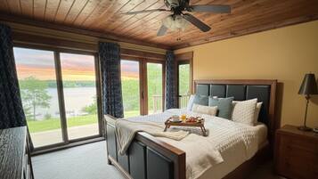 5 quartos, escrivaninha, ferros/tábuas de passar roupa, berço de viagem