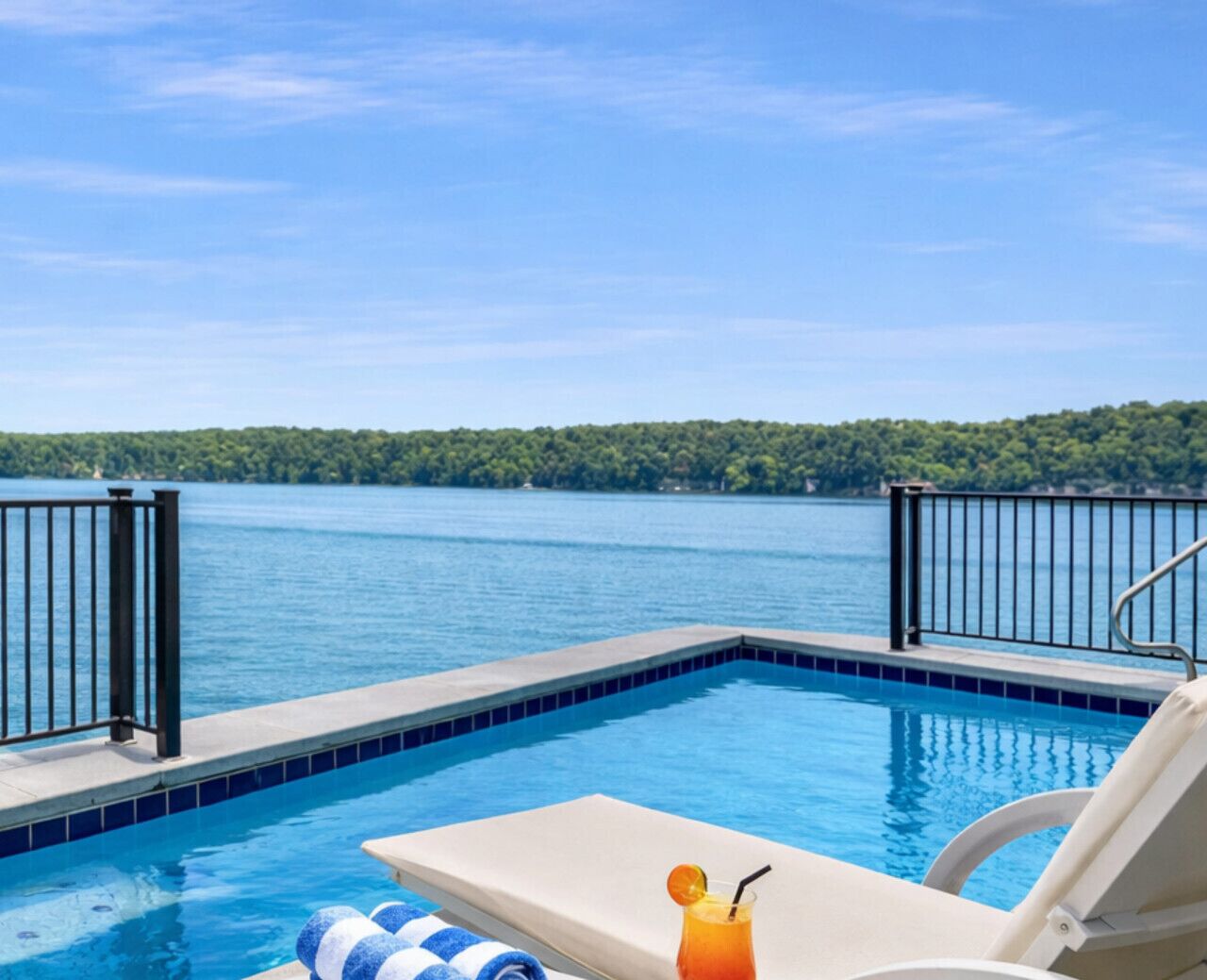 Een binnenzwembad en een verwarmd zwembad