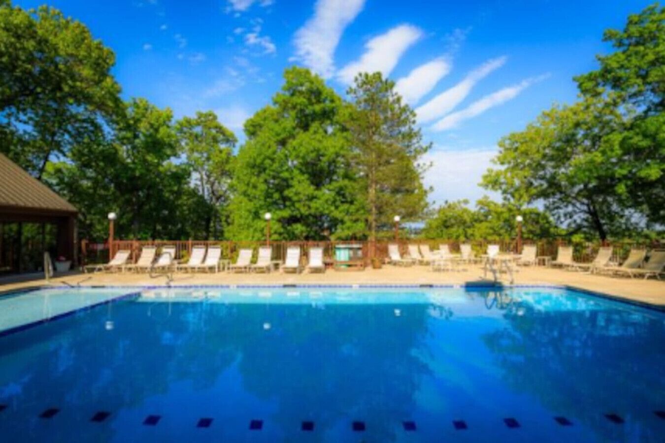 Una piscina cubierta, una piscina climatizada