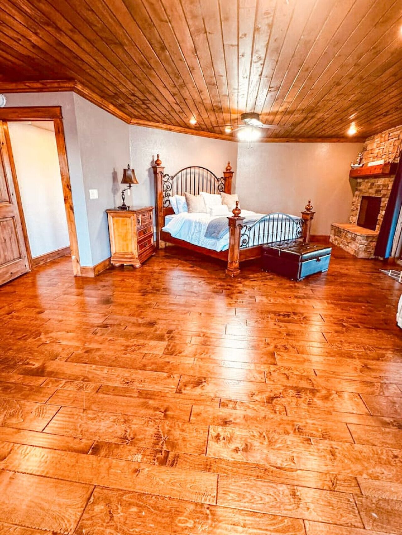 Tabla de planchar con plancha, wifi gratis, ropa de cama