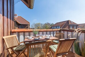 Outdoor dining - Wenkendeck – Spacious Apartment with Fireplace (Wenkendorf)