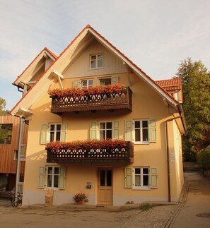 Exterior - Modern apartment with river and old town views, balconies & mountain panorama (Füssen)