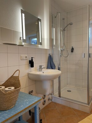 Shower, hair dryer, towels, soap - Modern apartment with river and old town views, balconies & mountain panorama (Füssen)