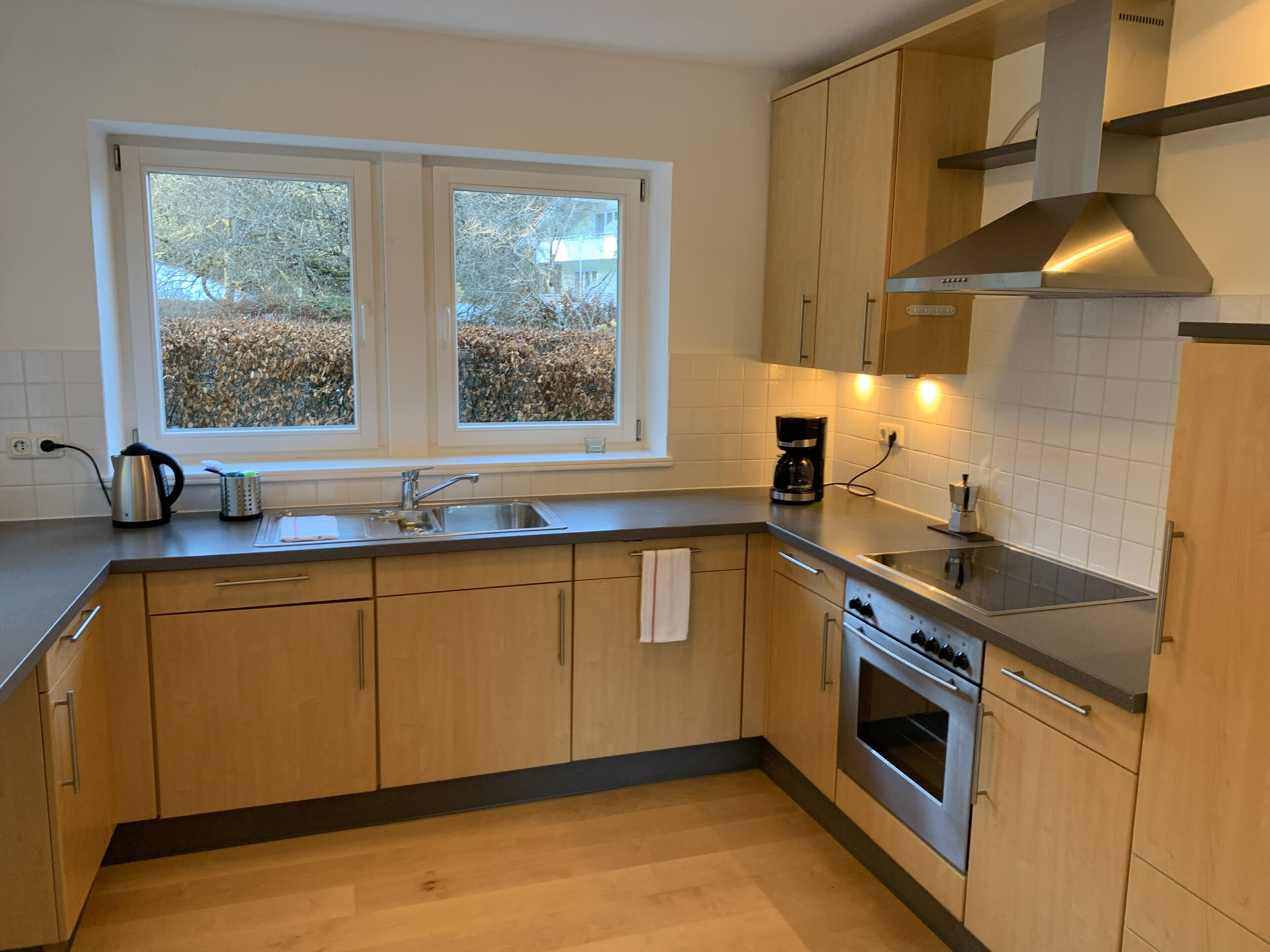 Wasserkocher mit Kaffee-/Teezubehör, Kühlschrank, Ofen, Herdplatte