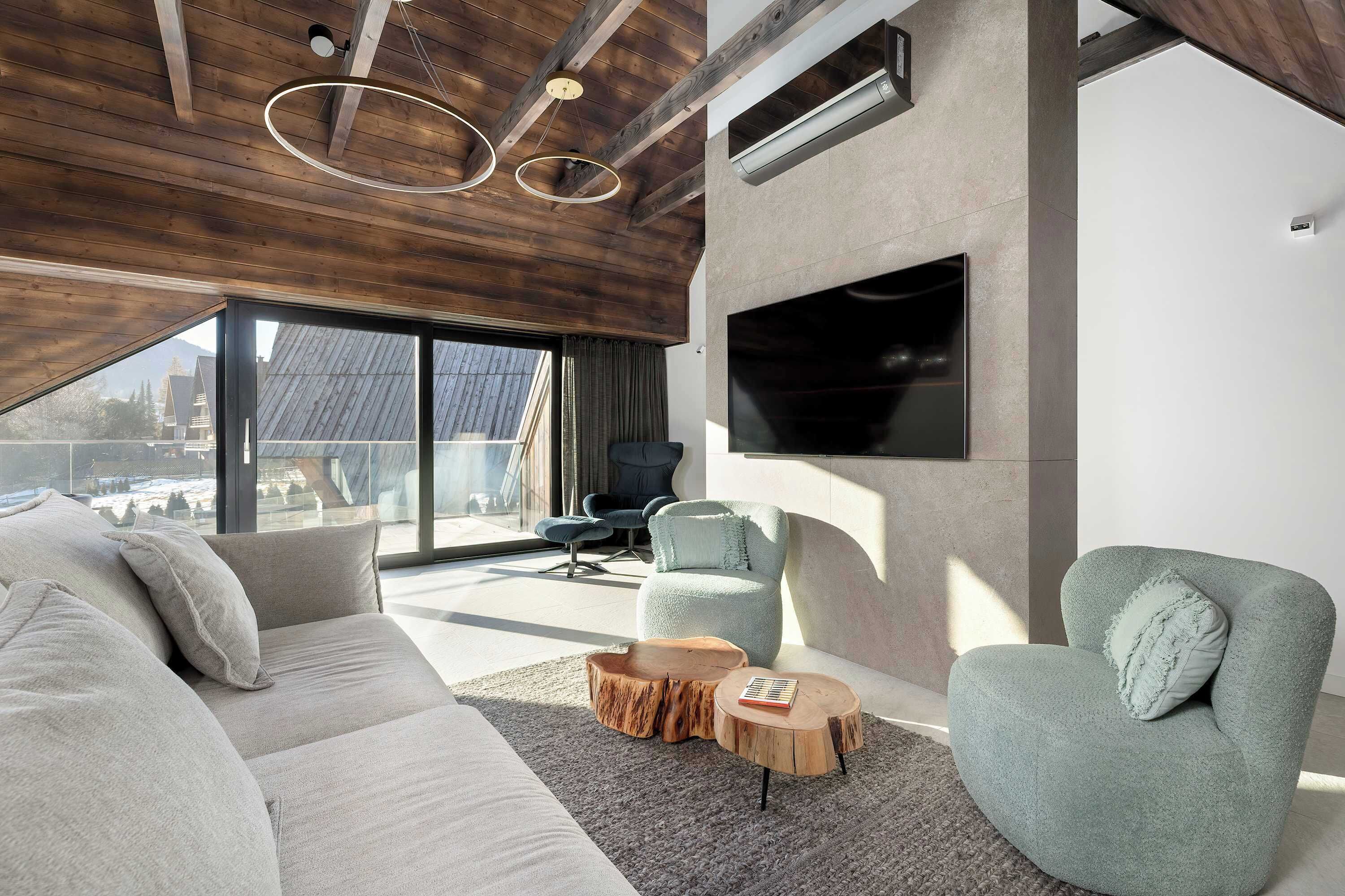 Una televisión, una oficina