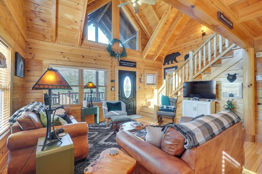 Resort-style Smokies Cabin w/ Hot Tub + Game Room - Chalet Village, TN