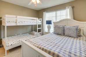 Interior - 5 Blocks to Shore: PCB Escape w/ Screened Porch (Panama City Beach)