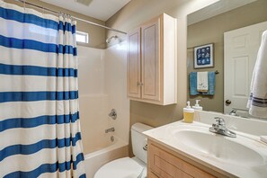 Interior - 5 Blocks to Shore: PCB Escape w/ Screened Porch (Panama City Beach)