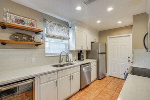 Interior - 5 Blocks to Shore: PCB Escape w/ Screened Porch (Panama City Beach)