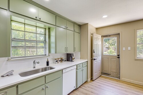 3 Mi to Dtwn Temple: Group-ready Home w/ Yard