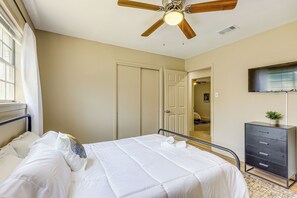 House (5 Bedrooms) | Interior - 3 Mi to Dtwn Temple: Group-ready Home w/ Yard (Temple)