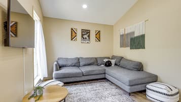 House (5 Bedrooms) | Interior