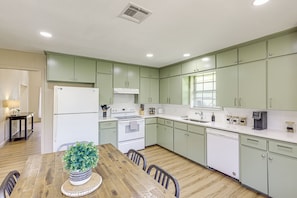 House (5 Bedrooms) | Interior - 3 Mi to Dtwn Temple: Group-ready Home w/ Yard (Temple)