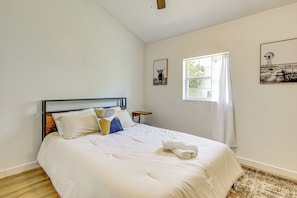 House (5 Bedrooms) | Interior - 3 Mi to Dtwn Temple: Group-ready Home w/ Yard (Temple)