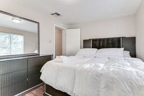 A hotel room with a large bed, a dresser, a mirror, and a window. - Walkable Haven 1 Mi to Dtwn Phoenix & Chase Field! (Phoenix)