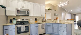 สระว่ายน้ำส่วนตัว & อ่างน้ำร้อน: บ้านไลฟ์โอ๊คที่สัตว์เลี้ยงพักได้  