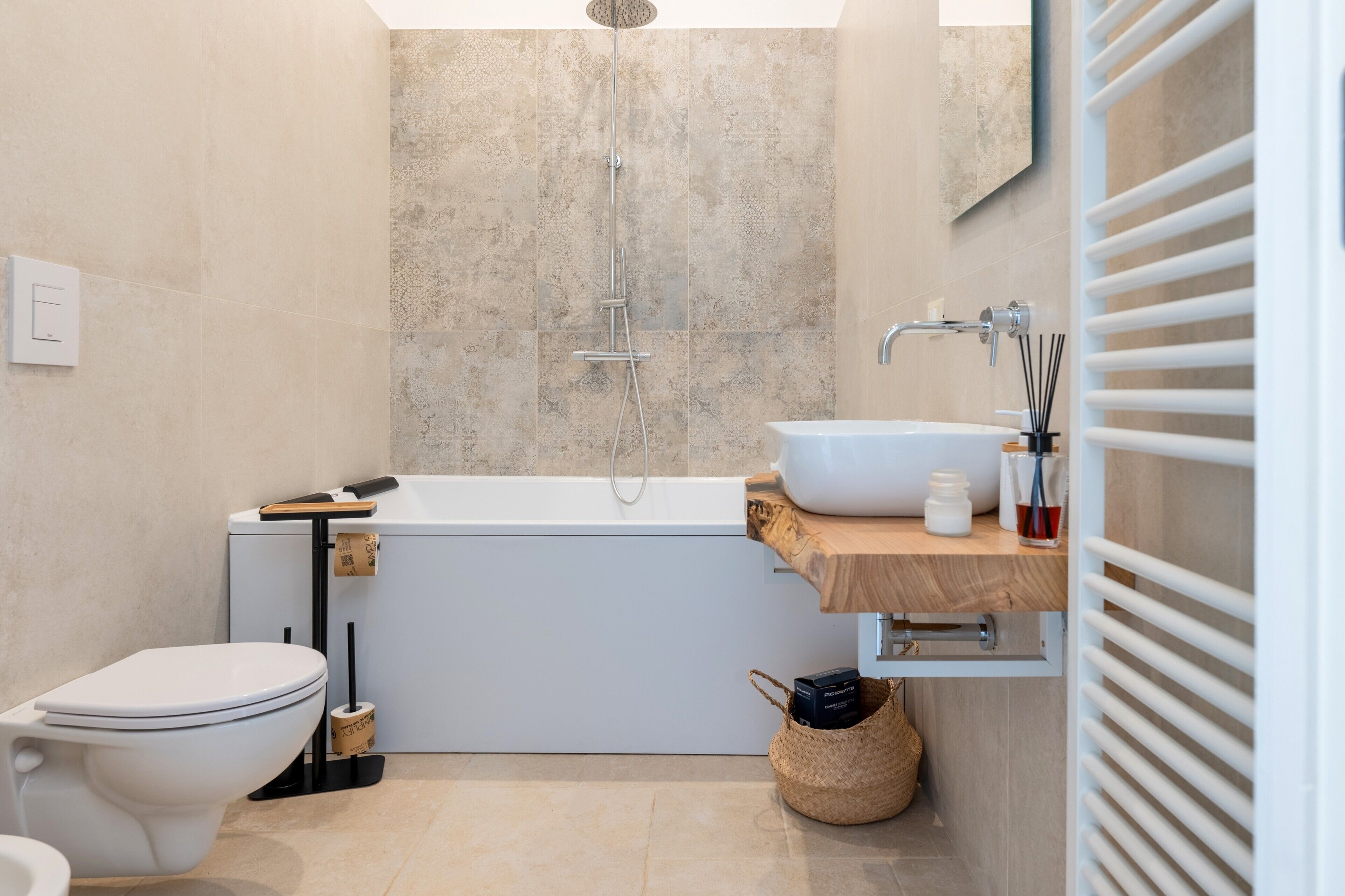 Een douche, een haardroger, handdoeken