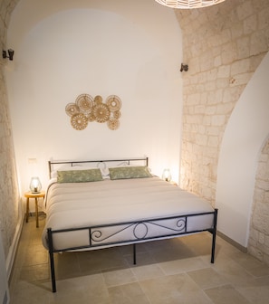 Tabla de planchar con plancha, wifi y ropa de cama 