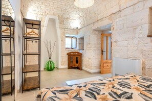 1 habitación, tabla de planchar con plancha, wifi y ropa de cama 
