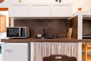 Cafetera y tetera, refrigerador, microondas y horno 