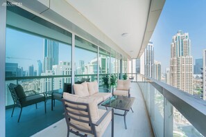 Property grounds - Modern Apartment + City Views  Downtown Dubai (Dubai)