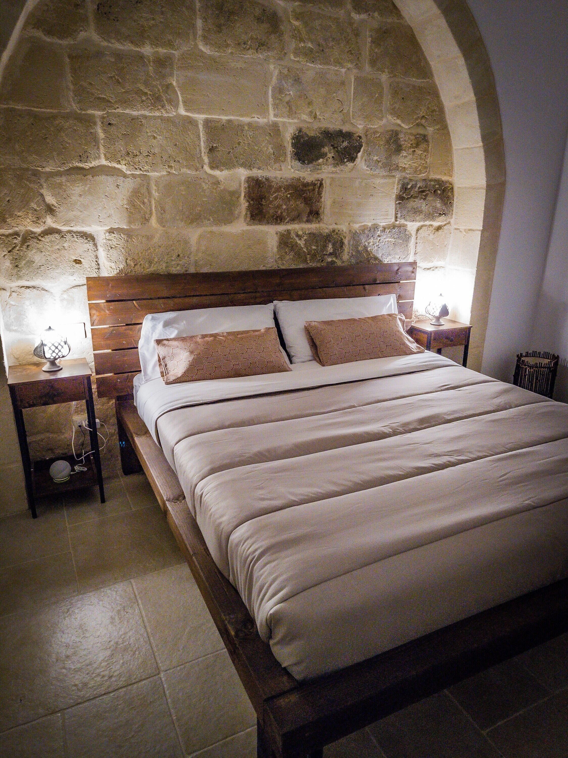 Silitysrauta/-lauta, Wi-Fi, vuodevaatteet