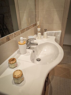 Bruser, hårtørrer, håndklæder