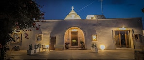 Un edificio con facciata in pietra, un ingresso ad arco e un tetto a punta.