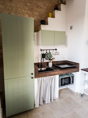 Réfrigérateur, micro-ondes, four, plaque de cuisson